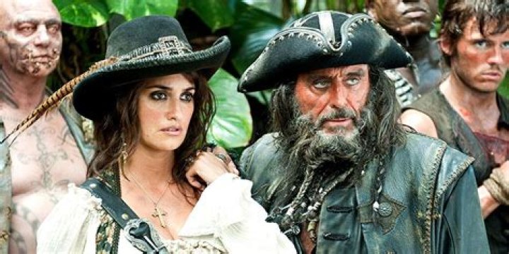 Swashbuckling bombshell Penelope launches 'Pirates 4' with Johnny